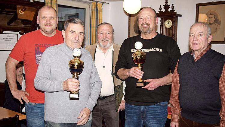 Die Vereinsmeister, von links Herbert Friedmann und Andreas Fugmann mit Zuchtwart Markus Leikeim, Ehrenvorsitzendem Kurt Kodisch und Zweitem Vorsitzenden Konrad Kraus  Foto: Dieter Radziej
