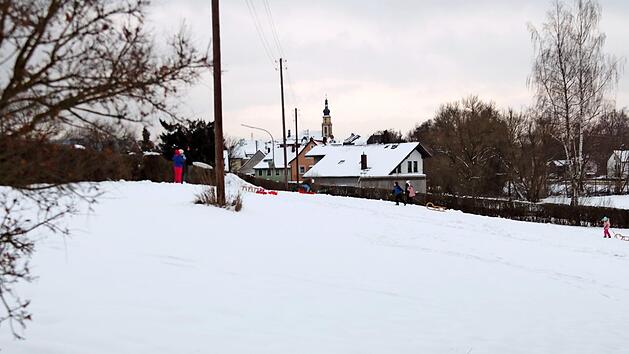 Rodeln am Hang gegenüber des Friedhofs könnte in diesem Winter zum letzten Mal möglich sein, falls dort ein innovatives Bau- und Wohngebiet umgesetzt wird. Foto: Klaus Klaschka