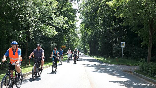 Am Neuensorger Ortsende h&ouml;rt der Fu&szlig;- und Radweg (rechts) auf. Dahinter beginnt der Landkreis Lichtenfels. Wer als Radfahrer oder Fu&szlig;g&auml;nger von dort kommt und nach Neuensorg will, der muss auf der Kreisstra&szlig;e laufen oder radeln, wie die Teilnehmer der Besichtigungstour.