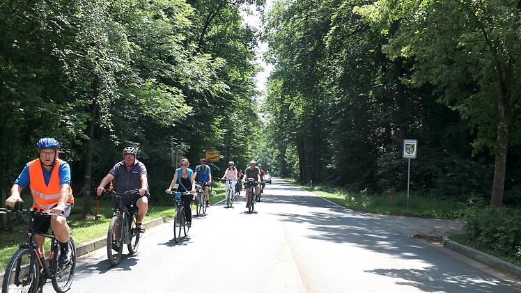 Am Neuensorger Ortsende hört der Fuß- und Radweg (rechts) auf. Dahinter beginnt der Landkreis Lichtenfels. Wer als Radfahrer oder Fußgänger von dort kommt und nach Neuensorg will, der muss auf der Kreisstraße laufen oder radeln, wie die Teilnehmer der Besichtigungstour.