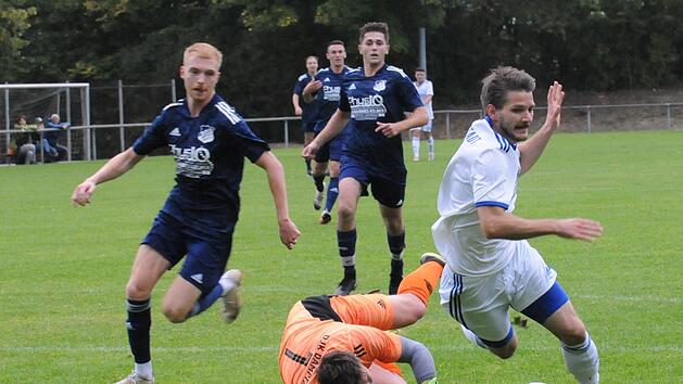 Diese Aktion des Keepers im Strafraum gegen M&uuml;nnerstadts Simon Snaschel ging dem M&uuml;nnerst&auml;dter F&uuml;hrungstreffer per Strafsto&szlig; voraus. Danach sollten allerdings nur noch die Dampfacher jubeln. Foto: ssp