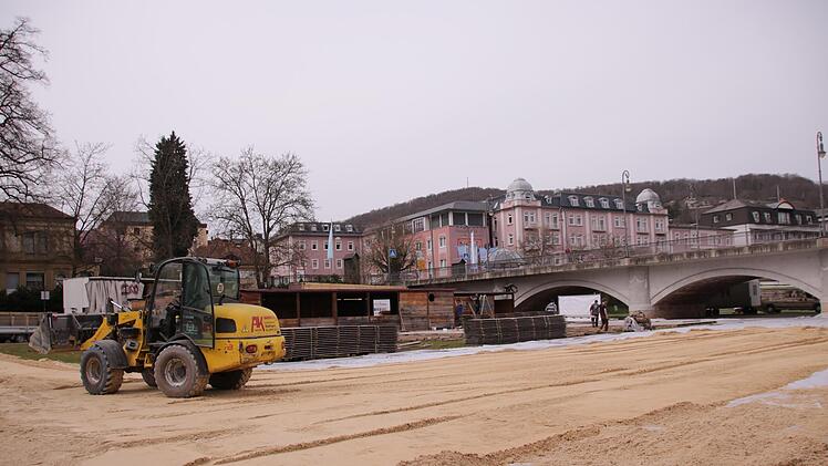 Aufbauarbeiten am Stadtstrand.