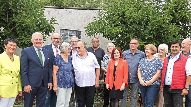 Wolfgang Hinsche (Mitte) mit seiner Ehefrau Gisela und Tochter Birgit zusammen mit weiteren G&auml;sten.