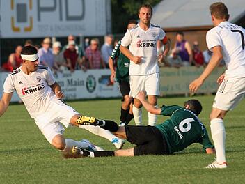Für   den Sander "Maxi" Göbhardt (links)  wird  es wohl zu einem Einsatz gegen die SpVgg Bayreuth reichen, Kapitän  Daniel Rinbergas (im Hintergrund) fehlt weiter. Rechts im weißen Trikot   Andre  Karmann.