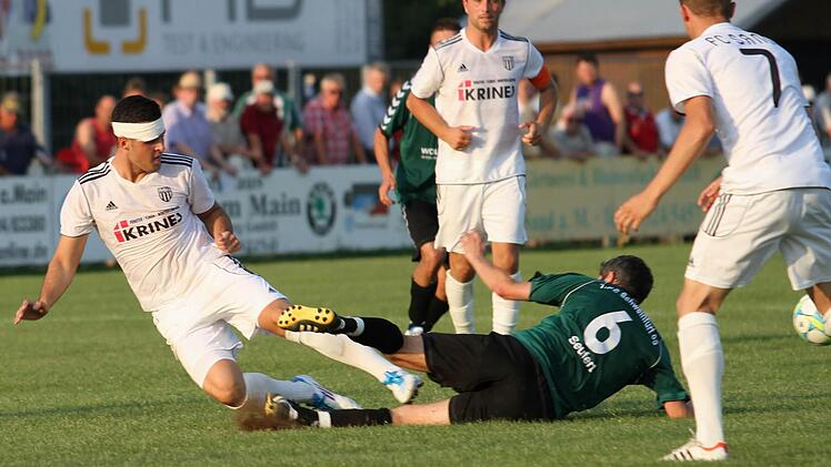 Für   den Sander "Maxi" Göbhardt (links)  wird  es wohl zu einem Einsatz gegen die SpVgg Bayreuth reichen, Kapitän  Daniel Rinbergas (im Hintergrund) fehlt weiter. Rechts im weißen Trikot   Andre  Karmann.
