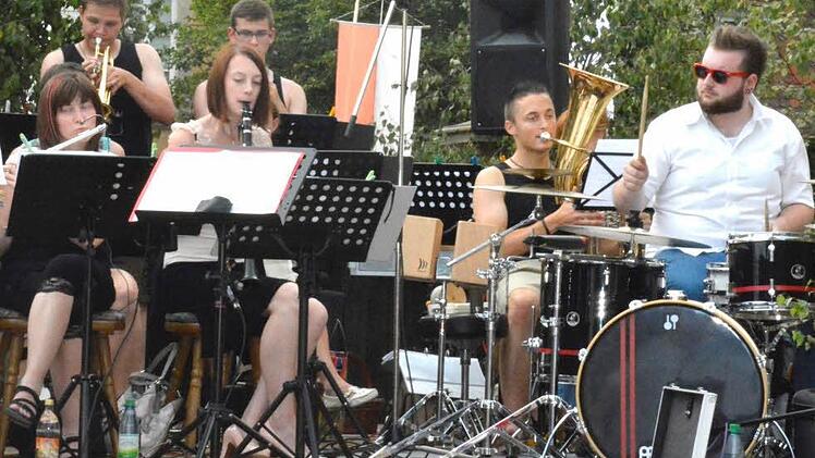 Das Schulorchester "Pfeffer, Salz und Sahne" aus Hofheim spielte begeistert auf. Foto: Gerhard Schmidt