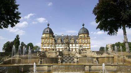 Schloss Seehof ist im Landkreis ein Denkmal und touristisches Juwel von europäischem Rang. Bei jeder Jahreszeit ist ein Spaziergang im herrlichen Park ein schönes Ausflugsziel.