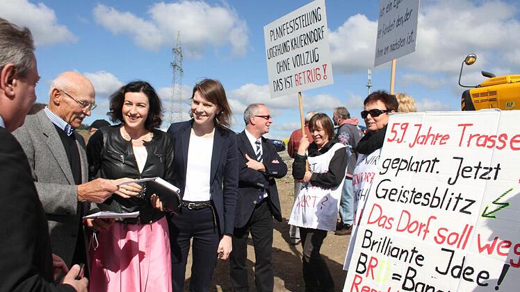 Die Kauerndorfer haben die Sympathien und die Unterstützung der Untersteinacher, machte Bürgermeister Volker Schmiechen deutlich. Auch Gemeinderat Alfred Vießmann aus Untersteinach erklärte sich solidarisch mit den Kauerndorfern. Die parlamentarische Staatssekretärin Dorothee Bär und die CSU-Bundestagsabgeordnete Emmi Zeulner hatten eine offenes Ohr für die Anliegen der Kauerndorfer.  Foto: Sonny Adam