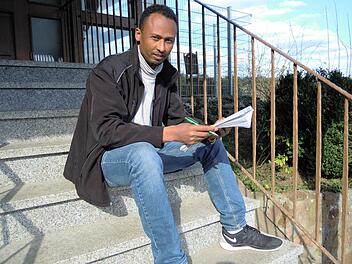 Ragassa lernt für seine Qualifizierung zum Altenpflegehelfer, damit er eine Arbeit aufnehmen kann. Foto: Julia Raab