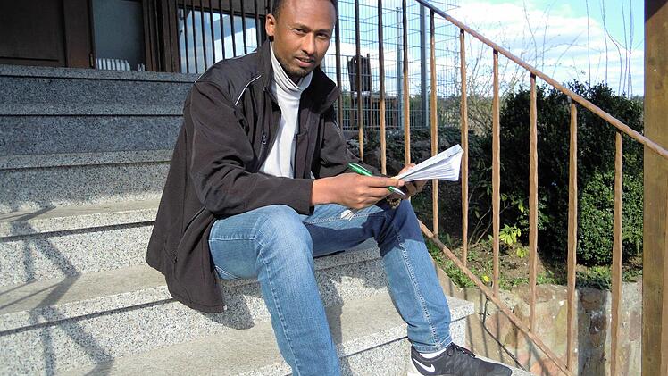 Ragassa lernt für seine Qualifizierung zum Altenpflegehelfer, damit er eine Arbeit aufnehmen kann. Foto: Julia Raab