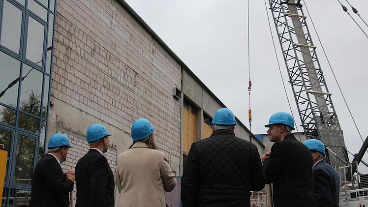 Baustellenbesichtigung: Die Arbeiten auf dem früheren Max-Carl-Gelände sind schon in vollem Gange. Foto: Simone Bastian