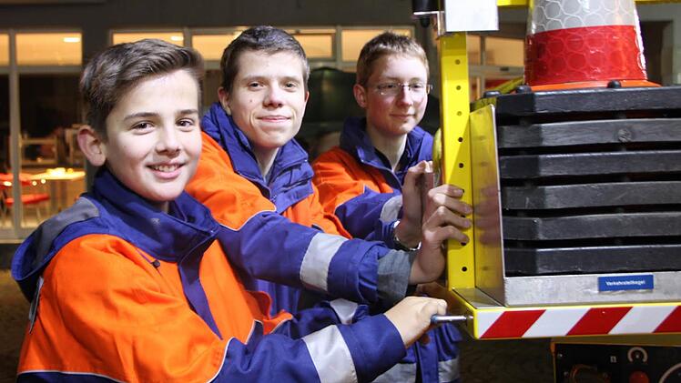 Die Jugendfeuerwehr war auch am Start: Luca Berger (von links), Robin Schneider und Fabian Ewert am großen Feuerwehrauto. Foto: Ulrike Müller