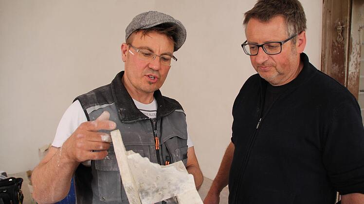 Restaurator Jochen Scholz inspiziert mit Architekt Georg Leyh einen Stuckhobel, wie er im 18. Jahrhundert verwendet wurde. Foto: Andreas Dorsch