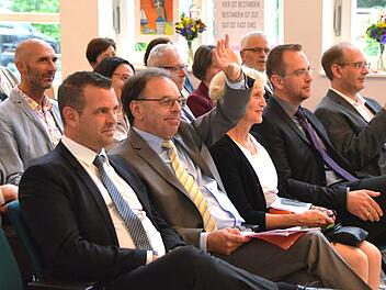 Von links Bürgermeister Anton Schick, Rektor Harald Bötsch winkt den Schülern zu, neben ihm seine Frau Christiane, Konrektor Michael Heyne und Marco Genzler.  Fotos: Peter Rauch