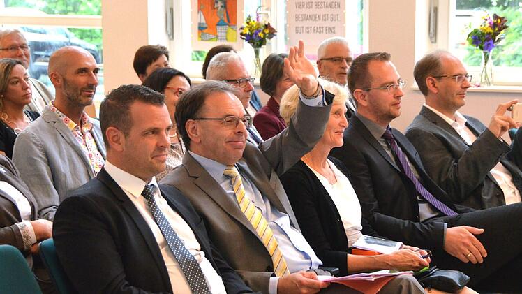 Von links Bürgermeister Anton Schick, Rektor Harald Bötsch winkt den Schülern zu, neben ihm seine Frau Christiane, Konrektor Michael Heyne und Marco Genzler.  Fotos: Peter Rauch