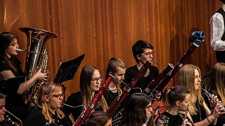 Das Jugendsymphonieorchester Oberfranken unter Leitung von Till Fabian Weser beeindruckte das Publikum im Coburger Kongresshaus mit begeisterndem Musizieren.Foto: Jochen Berger
