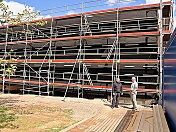 Noch ist das neue Gebäude des Wohnheims der Schreinermeisterschule in Ebern verhängt, und es ist nur wenig zu sehen, wie es künftig einmal aussehen wird. Hier ist Schulleiter Oliver Dünisch (rechts) im Gespräch mit einem Arbeiter.Helmut Will