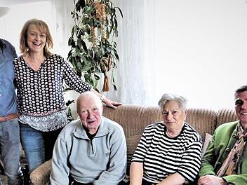 Unser Bild zeigt (von links) Sohn Thomas und Tochter Eveline, Lebenspartner Karl Jack, Ingeborg Straubinger und Bürgermeister Siegfried Decker. Foto: Werner Reißaus