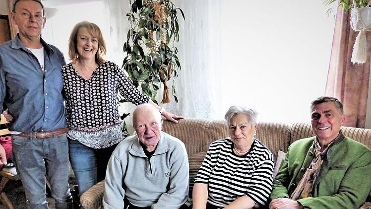 Unser Bild zeigt (von links) Sohn Thomas und Tochter Eveline, Lebenspartner Karl Jack, Ingeborg Straubinger und Bürgermeister Siegfried Decker. Foto: Werner Reißaus