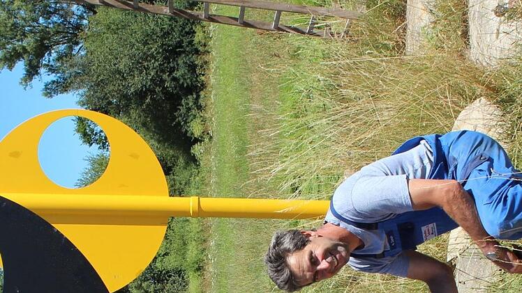 Thomas Bochtler (links) und Hubert Dorsch haben die ersten Windfahnen  wieder montiert.  Foto: Andreas Dorsch