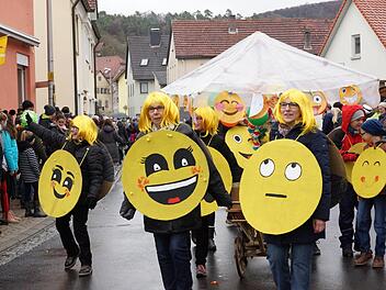 Mit Emojis um den Hals zieht die Gruppe durch den Ort.Foto:  Arkadius Guzy