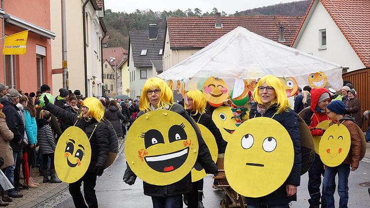Mit Emojis um den Hals zieht die Gruppe durch den Ort.Foto:  Arkadius Guzy