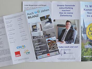 Was der Bürgermeister in seinem Wahlkampfprospekt (rechts) schreibt, treibt drei Fraktionen des Gemeinderats auf die Palme. Sie halten einen eigenen Flyer dagegen. Rainer Lutz
