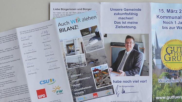 Was der Bürgermeister in seinem Wahlkampfprospekt (rechts) schreibt, treibt drei Fraktionen des Gemeinderats auf die Palme. Sie halten einen eigenen Flyer dagegen. Rainer Lutz