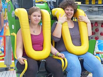 Schwindelfrei: Maria und ihre Freundin trauten sich fast in jedes Fahrgeschäft.  Fotos: Corinna Tübel