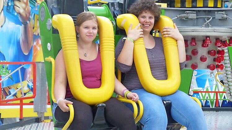 Schwindelfrei: Maria und ihre Freundin trauten sich fast in jedes Fahrgeschäft.  Fotos: Corinna Tübel