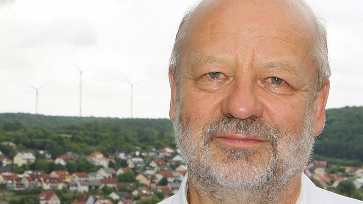 Hans-Josef Fell vor den Nüdlinger Windrädern. Foto: Ralf Ruppert