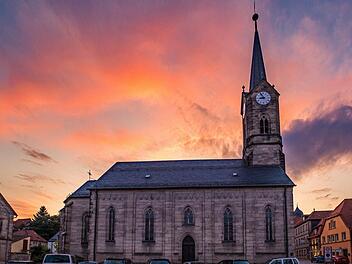 Die Kronacher Christuskirche ist eine schlicht gehaltene Saalkirche. Errichtet wurde sie aus Sandsteinquadern im Stil der Neugotik. 1861 eingeweiht, erhielt sie jedoch erst 1986 ihren derzeitigen Namen.Marian Hamacher