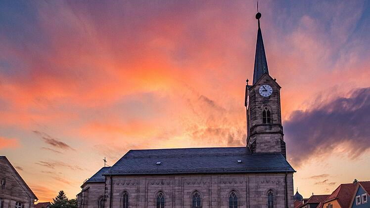 Die Kronacher Christuskirche ist eine schlicht gehaltene Saalkirche. Errichtet wurde sie aus Sandsteinquadern im Stil der Neugotik. 1861 eingeweiht, erhielt sie jedoch erst 1986 ihren derzeitigen Namen.Marian Hamacher
