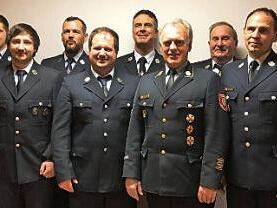 Bei der Freiwilligen Feuerwehr Wildenberg wurden Vorsitzender Heinz Müller und Kommandant Claus Häublein verabschiedet und die neuen Führungskräfte beglückwünscht; im Bild (von links) Gemeinderatsbeauftragter Christian Höfner, Daniel Bauer, Tobias Bauer, Stefan Hauck, Benny Grampp, Claus Häublein, Kreisbrandrat Joachim Ranzenberger, Heinz Müller, Kreisbrandmeister Markus Reischl und Bürgermeister Egon Herrmann. Foto: Dieter Wolf