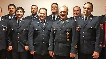 Bei der Freiwilligen Feuerwehr Wildenberg wurden Vorsitzender Heinz Müller und Kommandant Claus Häublein verabschiedet und die neuen Führungskräfte beglückwünscht; im Bild (von links) Gemeinderatsbeauftragter Christian Höfner, Daniel Bauer, Tobias Bauer, Stefan Hauck, Benny Grampp, Claus Häublein, Kreisbrandrat Joachim Ranzenberger, Heinz Müller, Kreisbrandmeister Markus Reischl und Bürgermeister Egon Herrmann. Foto: Dieter Wolf