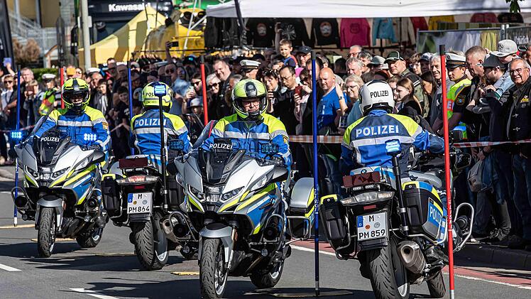 Die Motorradstaffel der Polizei M&uuml;nchen demonstriert bei der Motorradsternfahrt das Zusammenspiel von Fahrzeugbeherrschung, Teamwork und vorausschauendem Fahren.