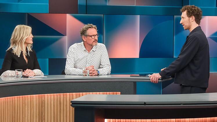 Moderator Louis Klamroth (rechts) diskutierte mit seinen "Hart aber fair"-G&auml;sten Patrice Aminati und Eckart von Hirschhausen &uuml;ber das deutschen Gesundheitswesen.