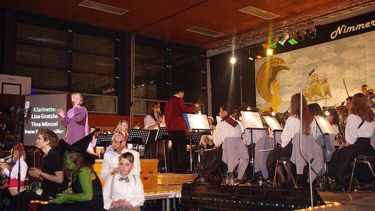 Am Samstag und Sonntag reiste das Symphonische Blasorchester Küps nach Nimmerland. Mit dabei war auch Sängerin Andrea Gregor-Novak, die mit ihrer kraftvollen Stimme begeisterte
