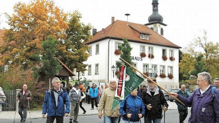 Über 50 Wanderfreunde machten sich auf, um den neuen Themenweg auszuprobieren. Dabei wurde die Fahne des Haßbergvereins, der den neuen Weg betreut, selbstbewusst hochgehalten.  Foto: Schmidt