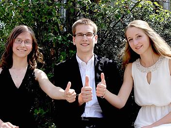 Die drei besten Abiturienten (von links): Juliana Fischer, Fabian Schech und Yvonne Vonhausen sind stolz auf ihren Notendurchschnitt von 1,0. Fotos: Ralf Naumann