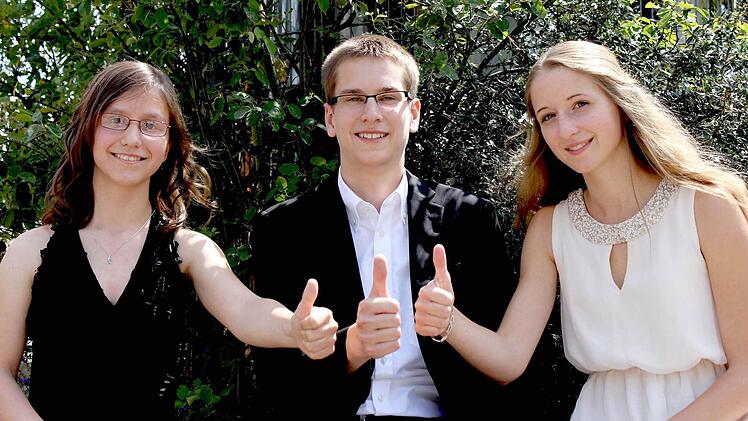 Die drei besten Abiturienten (von links): Juliana Fischer, Fabian Schech und Yvonne Vonhausen sind stolz auf ihren Notendurchschnitt von 1,0. Fotos: Ralf Naumann