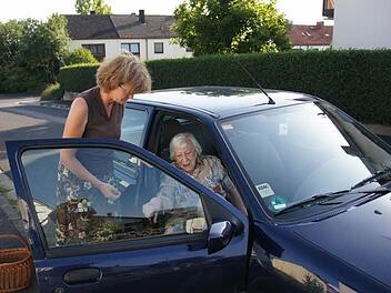 Fahrdienste für Senioren, die nicht mehr mobil sind: Dank der Nachbarschaftshilfe wird dies künftig auch in der Marktgemeinde Wirsberg möglich sein. Foto: Symbolbild Silvia Eidel/Archiv