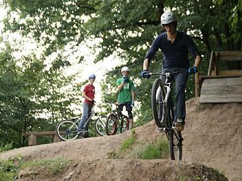 Vor vier Jahren entstand der Dirt-Park in Weisbrunn weitgehend in Eigenleistung und sorgt bei der Jugend für Bike-Spaß. Einige der Holzelemente wie das Start-Podest sind allerdings marode geworden und müssen jetzt abgebaut werden. Foto: Sabine Weinbeer