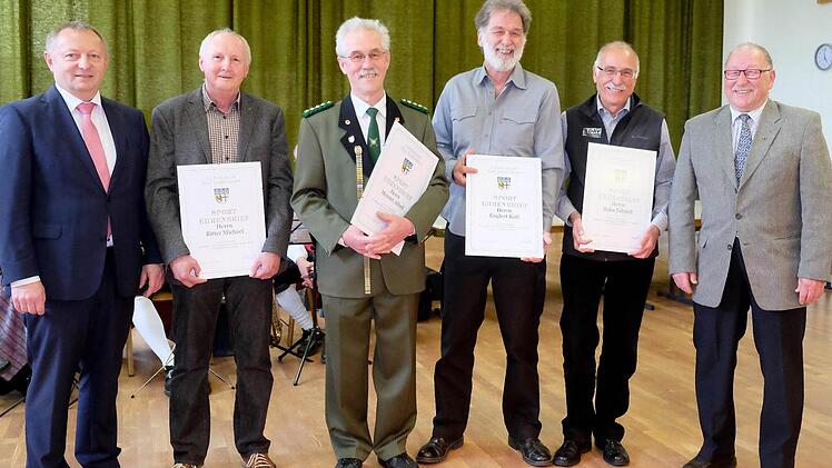 Landrat Thomas Bold verlieh die Sportler-Ehrenbriefe an (von links) Michael Ritter, Alfred Meisner, Karl Englert und Eduard Hahn. Hierzu gratulierte auch Rainer Werner (rechts). Foto: Gerd Schaar