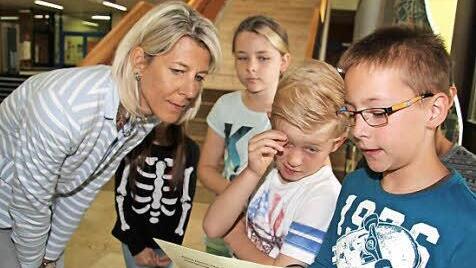 Für die Kinder ist es gar nicht so einfach, die verschiedenen Getreidesorten zu unterscheiden. Nur der Hafer sticht heraus, denn die Körner hängen an Rispen. Links Lehrerin Sabine Möhrlein