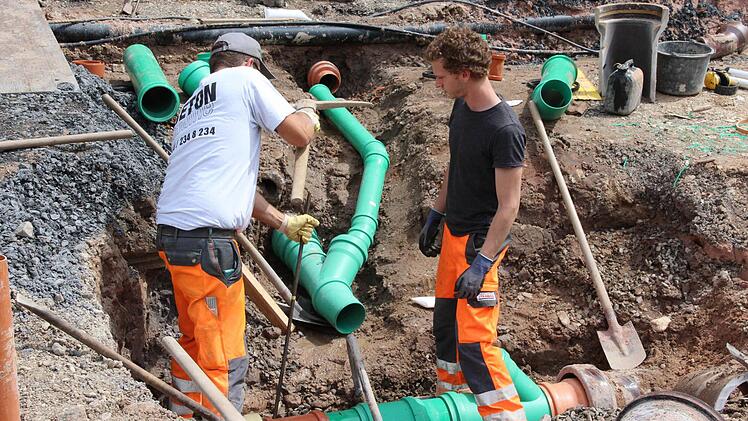 Die Arbeiter haben mit einem Gewirr an Leitungen zu kämpfen.  Foto: Friedwald Schedel