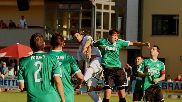 Immer gefährlich wurde es, wenn der lange Würzburger Stopper Ali Koller (3. von links) im Sander Strafraum auftauchte. Hier kann aber der Sander Manuel Müller (3. von rechts) das Kopfballduell für sich entscheiden; von links die Sander Andre Schmitt und Danny Schlereth, rechts FC-Kapitän Daniel Krüger.