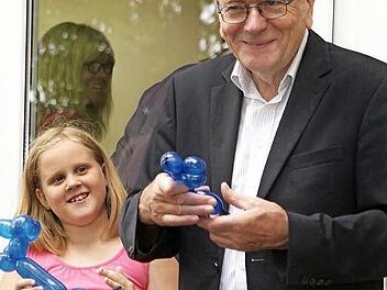 Da strahlen Kinderaugen: Die jungen Festbesucher durften sich &uuml;ber von Zauberer "Valentino" geschickt gebastelte Luftballon-Figuren freuen. Fotos: Mario Deller