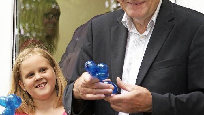 Da strahlen Kinderaugen: Die jungen Festbesucher durften sich &uuml;ber von Zauberer "Valentino" geschickt gebastelte Luftballon-Figuren freuen. Fotos: Mario Deller