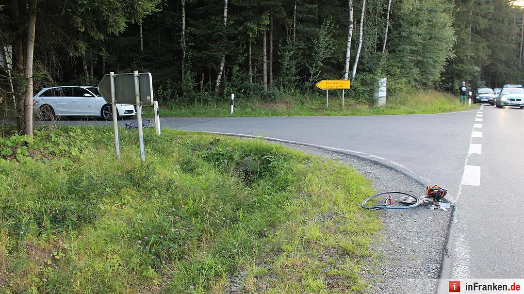 Kreis Bayreuth: Autofahrer erfasst Radler und verletzt ihn schwerst